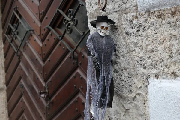 Zbliżenie Dekoracyjnego Ubranego Szkieletu Wiszącego Betonowej Ścianie Podczas Halloween — Zdjęcie stockowe