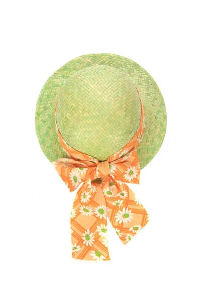 头顶拍摄的带有橙色蝴蝶结的绿色草帽 背景为白色 — 图库照片
