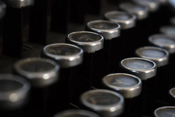 Nahaufnahme Einer Alten Oldtimer Schreibmaschine Auf Dunklem Hintergrund — Stockfoto