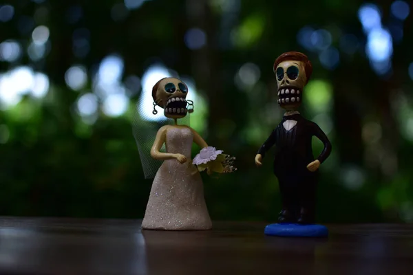 Близько Мертвих Людей Ляльки Одружуються Столі Саду Концепція Хеллоуїна — стокове фото