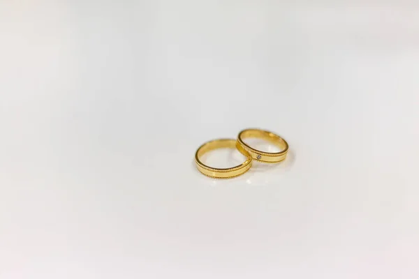 Primer Plano Anillos Boda Sobre Fondo Blanco — Foto de Stock