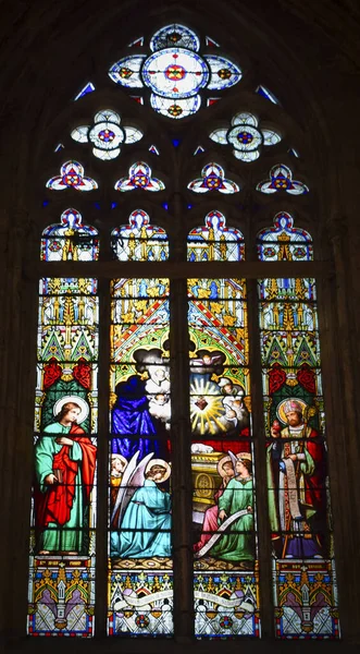 图为图尔大教堂彩色玻璃窗户的垂直照片 — 图库照片