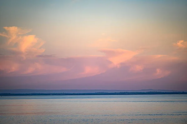 Красивый Снимок Горизонта Облачным Небом — стоковое фото