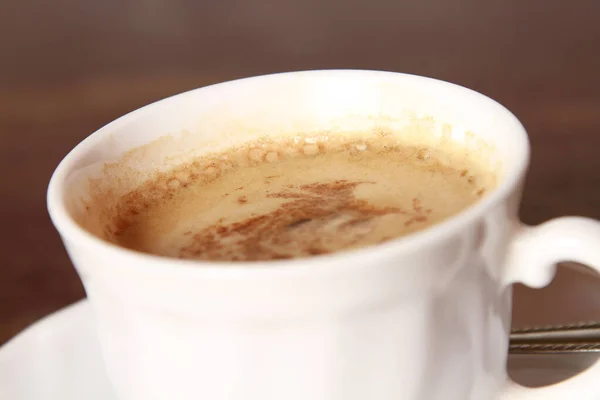 Nahaufnahme Einer Tasse Kaffee Auf Verschwommenem Hintergrund — Stockfoto