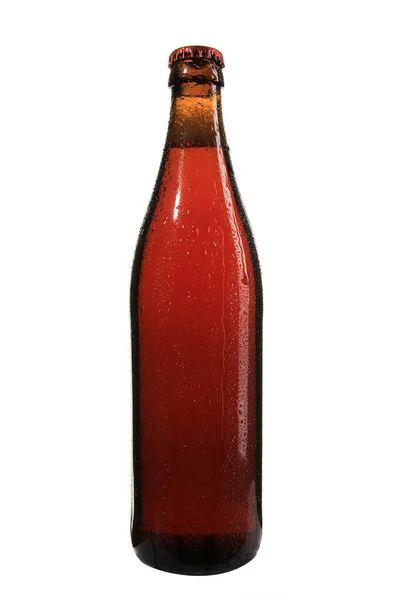 冷湿啤酒瓶在白色背景上隔离的垂直截图 — 图库照片