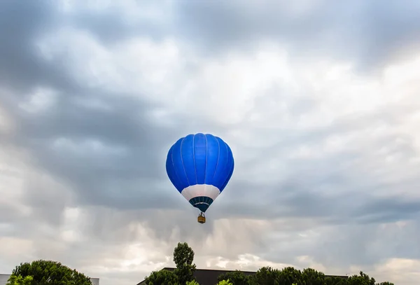 Balão Azul Quente Sob Céu Nublado Acima Das Árvores Durante — Fotografia de Stock