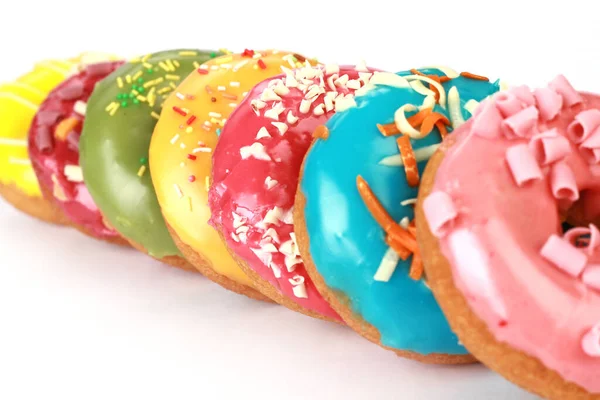 Eine Nahaufnahme Einer Reihe Bunt Glasierter Donuts Isoliert Auf Weißem — Stockfoto