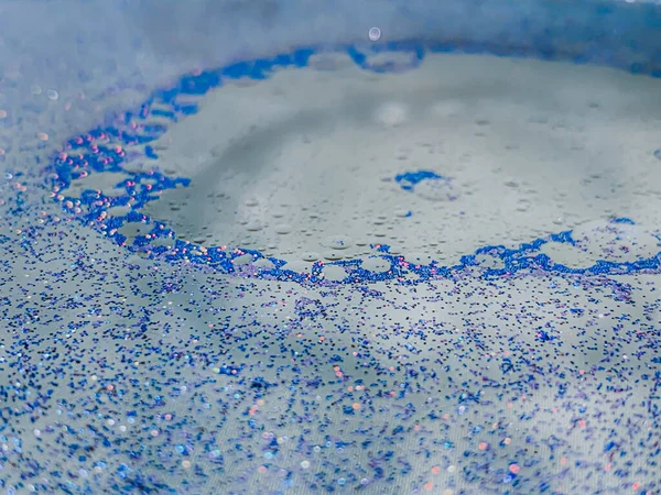 Een Close Shot Van Blauwe Glitter Waterdruppels — Stockfoto