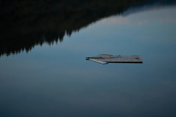 木筏在光滑水面上木筏的特写 — 图库照片