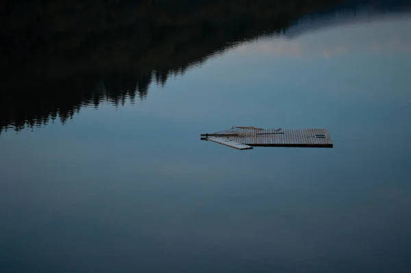 Primer Plano Una Balsa Madera Sobre Una Superficie Agua Lisa —  Fotos de Stock