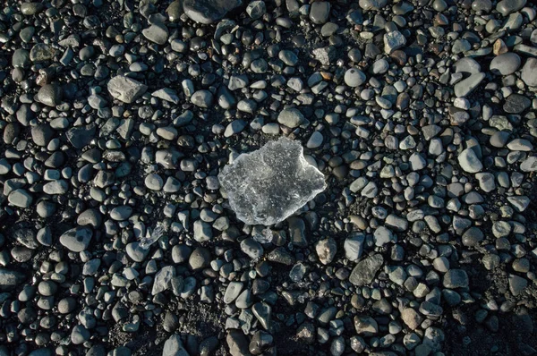 Pedazo Hielo Opaco Playa Diamantes Sentado Encima Varios Tamaños Guijarros —  Fotos de Stock