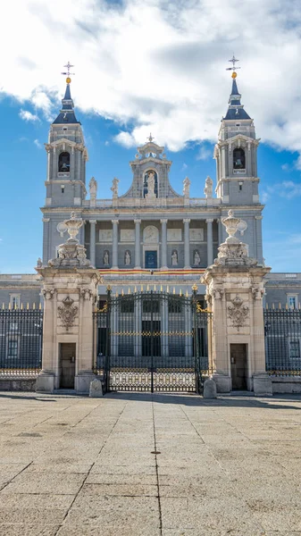 Vertical Shot Cathedral Saint Mary Royal Almudena Madrid Spain — Foto de Stock