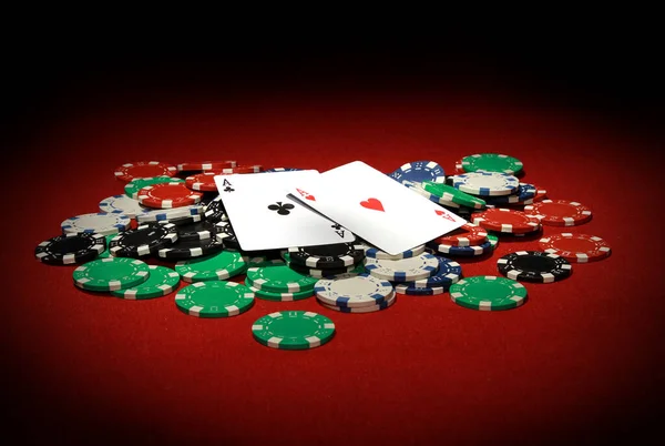 赤いテーブルの上にポーカーチップ上のクラブの心とエースのエースのクローズアップ — ストック写真
