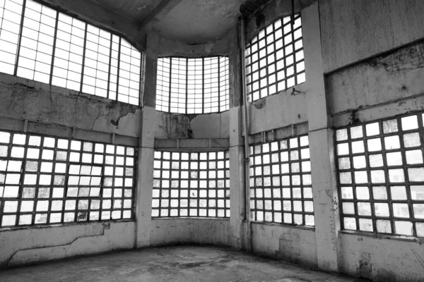 Janelas Quadradas Azuis Brancas Vistas Dentro Edifício Abandonado Velho — Fotografia de Stock