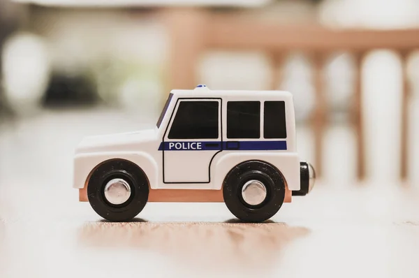 Крупним Планом Крихітна Іграшка Поліцейського Автомобіля Розміщена Дерев Яному Столі — стокове фото