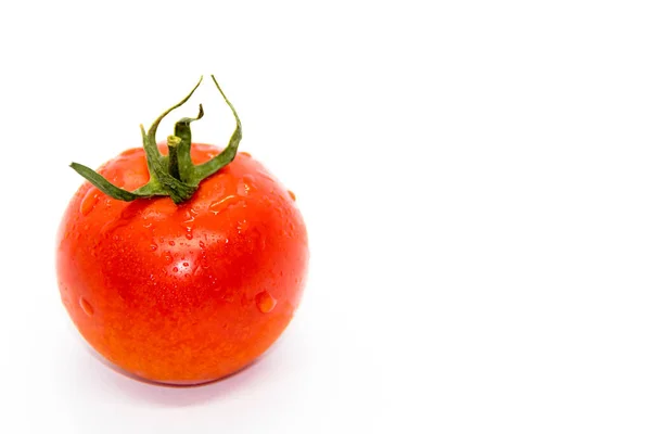 Close Tomate Maduro Molhado Isolado Fundo Branco — Fotografia de Stock