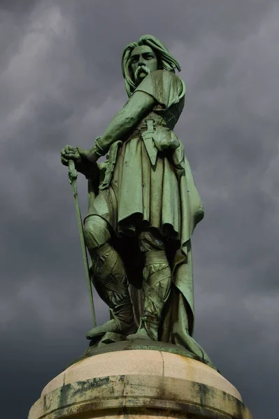 Vertikální Záběr Vercingetorixova Památníku Zachyceného Burgundsku Francii — Stock fotografie