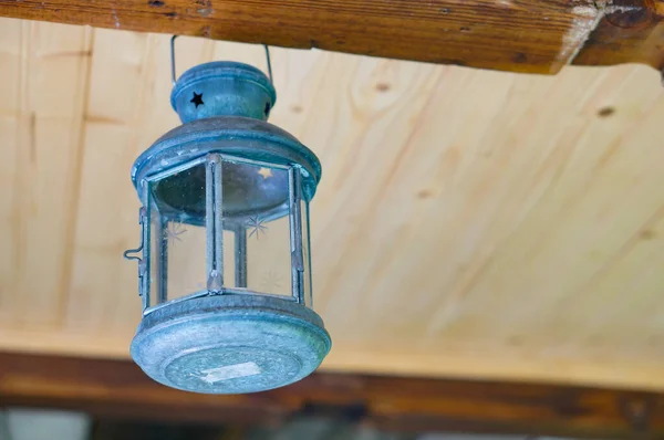 蓝色灯笼烛台的低角镜头 悬挂在木制天花板上 — 图库照片