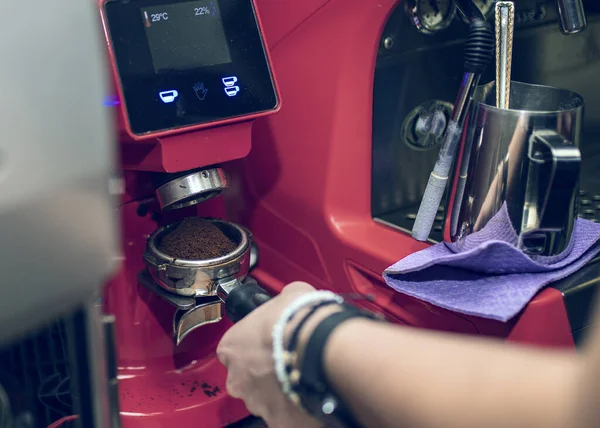 Primer Plano Barista Usando Una Máquina Café Bar — Foto de Stock