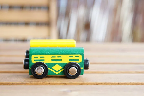 Egy Zöld Műanyag Vasúti Kocsi Játék Egy Asztalon — Stock Fotó