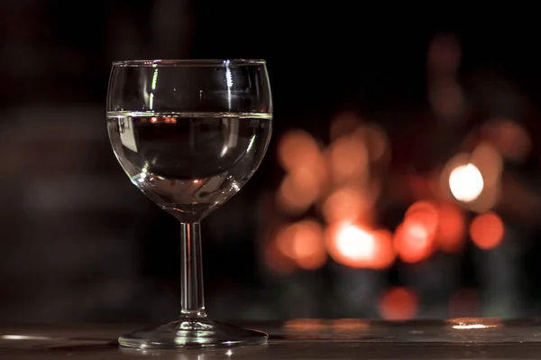 Una Copa Vino Blanco Sobre Fondo Bokeh —  Fotos de Stock