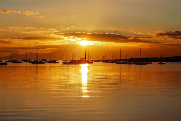 Amazing Seaside Sunset Scenery Boats Reflective Water — Stock Photo, Image