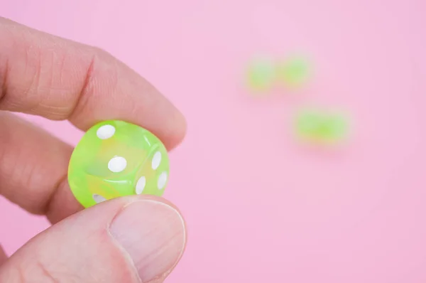 Close Dedo Uma Pessoa Segurando Único Neon Dados Verdes Isolados — Fotografia de Stock