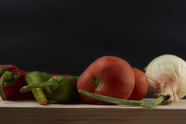 Närbild Tomater Paprika Och Lök Skärbräda — Stockfoto