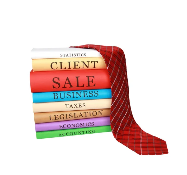 Egy Halom Színes Üzleti Könyv Egy Nyakkendő Elszigetelt Fehér Alapon — Stock Fotó
