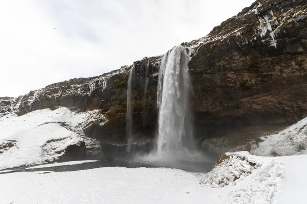 Водопад Seljalandsfoss Покрыт Снегом Облачным Небом Зимой Исландии — стоковое фото