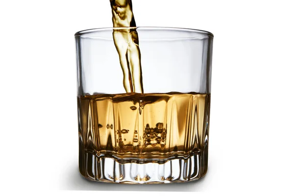 Närbild Bild Whisky Som Hälls Glas Isolerad Vit Bakgrund — Stockfoto