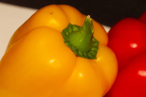 Egy Közelkép Piros Sárga Paprika Fehér Felületen — Stock Fotó