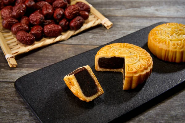 Alto Ângulo Mooncakes Uma Placa Preta Uma Mesa Madeira — Fotografia de Stock