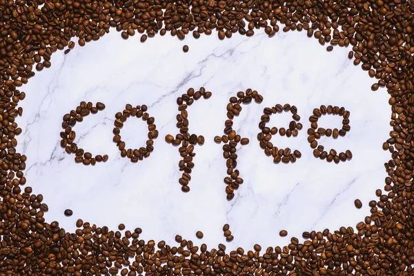 Λέξη Καφές Γραμμένο Κόκκους Καφέ Πάνω Από Ένα Μαρμάρινο Φόντο — Φωτογραφία Αρχείου
