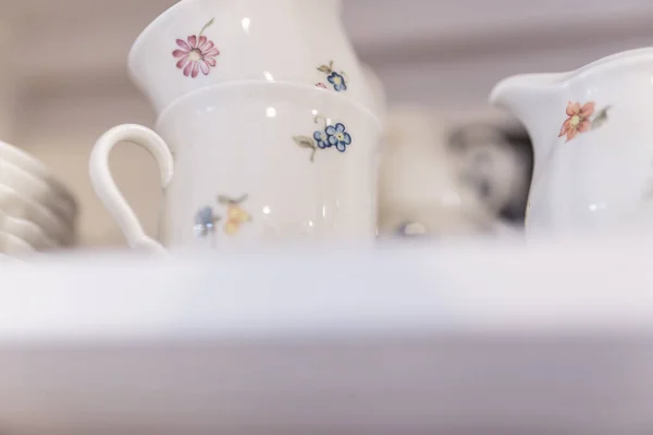 Een Close Shot Van Koffiebekers Met Kleine Minimalistische Bloemmotieven Een — Stockfoto