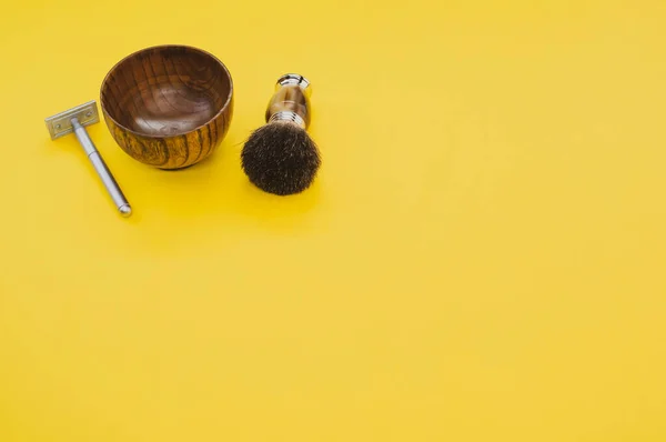 Una Ciotola Barba Una Lama Pennello Sfondo Giallo — Foto Stock