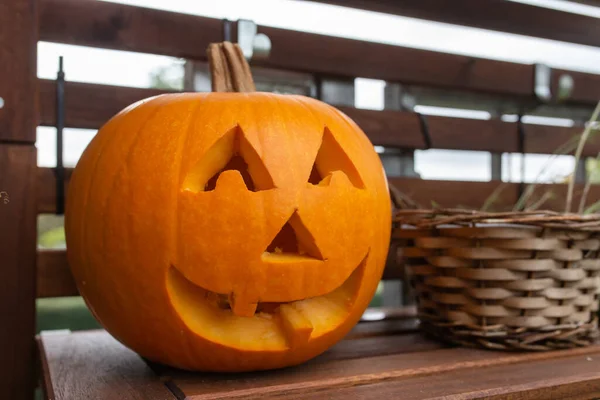 Közelkép Egy Cuki Tökfejről Aki Halloweenre Készült Egy Rusztikus Asztalon — Stock Fotó