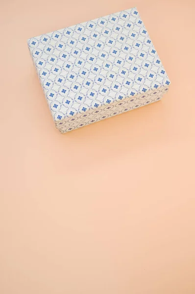 Вертикальный Снимок Упаковки Персиковом Фоне — стоковое фото