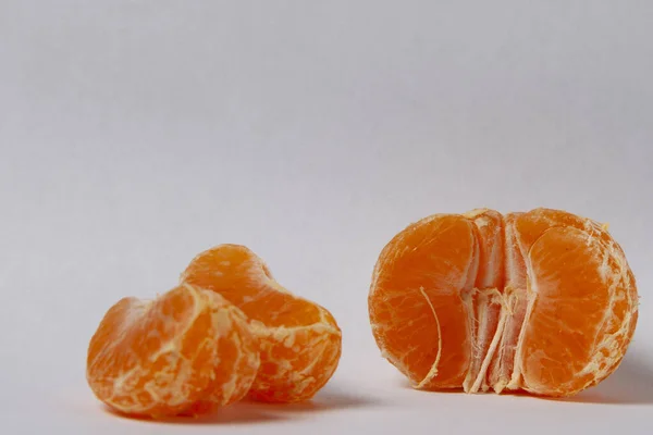Mandarinas Peladas Jugosas Frescas Sobre Fondo Blanco — Foto de Stock