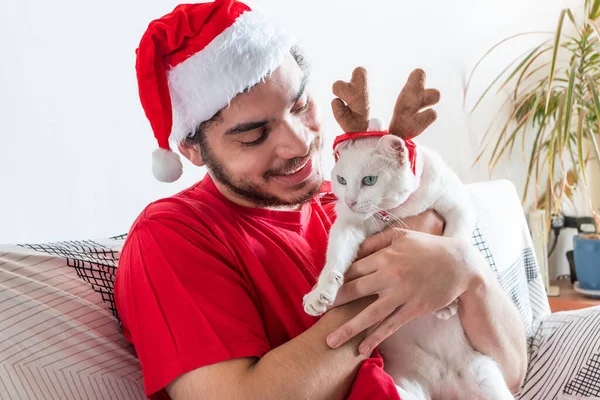 Een Jonge Blanke Man Een Kerstman Hoed Die Speelt Met — Stockfoto