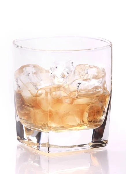 Een Geïsoleerd Shot Van Een Glas Whisky Met Ijsblokjes Witte — Stockfoto