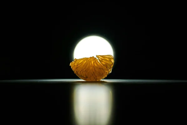 Tiro Perto Luz Branca Caindo Sobre Uma Tangerina Escuridão — Fotografia de Stock