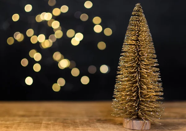 Pequeño Árbol Navidad Dorado Sobre Una Superficie Madera Frente Fondo —  Fotos de Stock