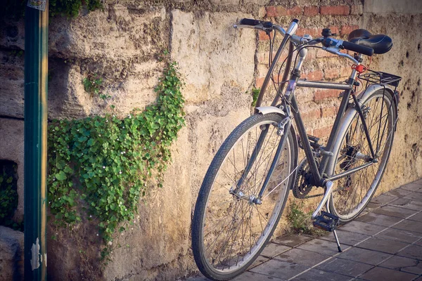 Cykel Parkerad Vid Väggen Gata — Stockfoto