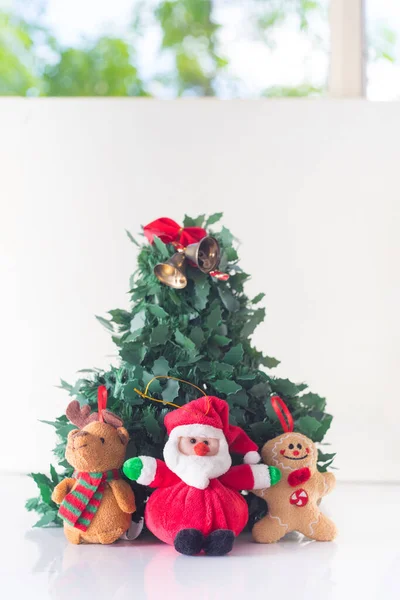 Μια Κάθετη Λήψη Χριστουγεννιάτικου Δέντρου Και Παιχνιδιών Λευκή Επιφάνεια — Φωτογραφία Αρχείου