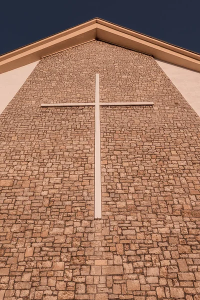 Svislý Nízkoúhlý Detailní Záběr Kamenné Zdi Kostela Obrovským Křížem — Stock fotografie