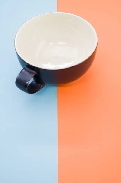 濃い青と白のカップの垂直ショット — ストック写真