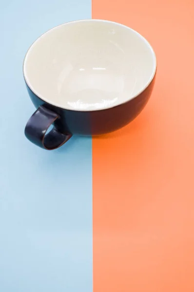 Disparo Vertical Una Taza Azul Oscuro Blanco — Foto de Stock