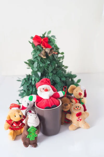 Disparo Vertical Árbol Navidad Con Juguetes Superficie Blanca — Foto de Stock