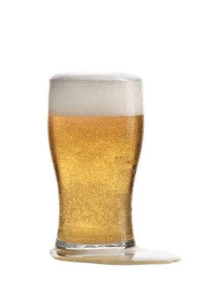 Pionowe Ujęcie Szklanki Piwa Musującego Pianką Wyizolowaną Białym Tle — Zdjęcie stockowe